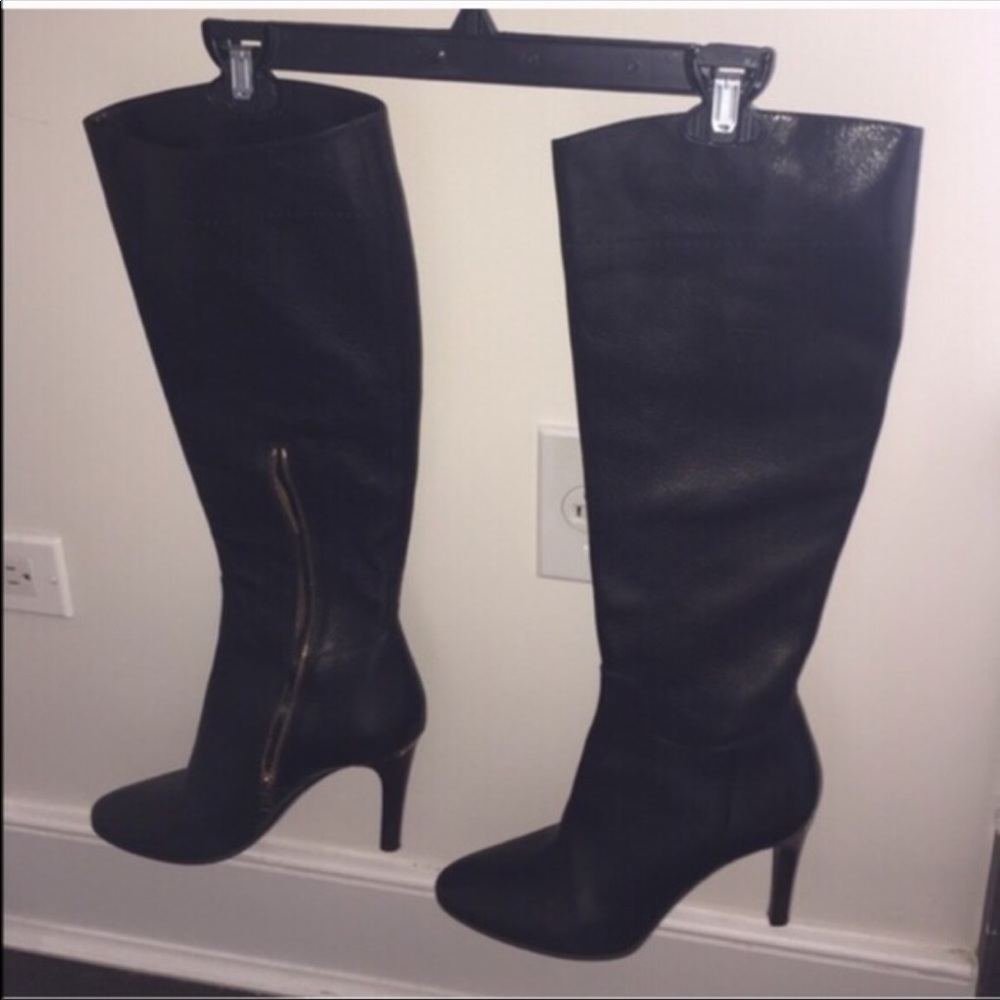 Authentic Woman’s Burberry black leather boots